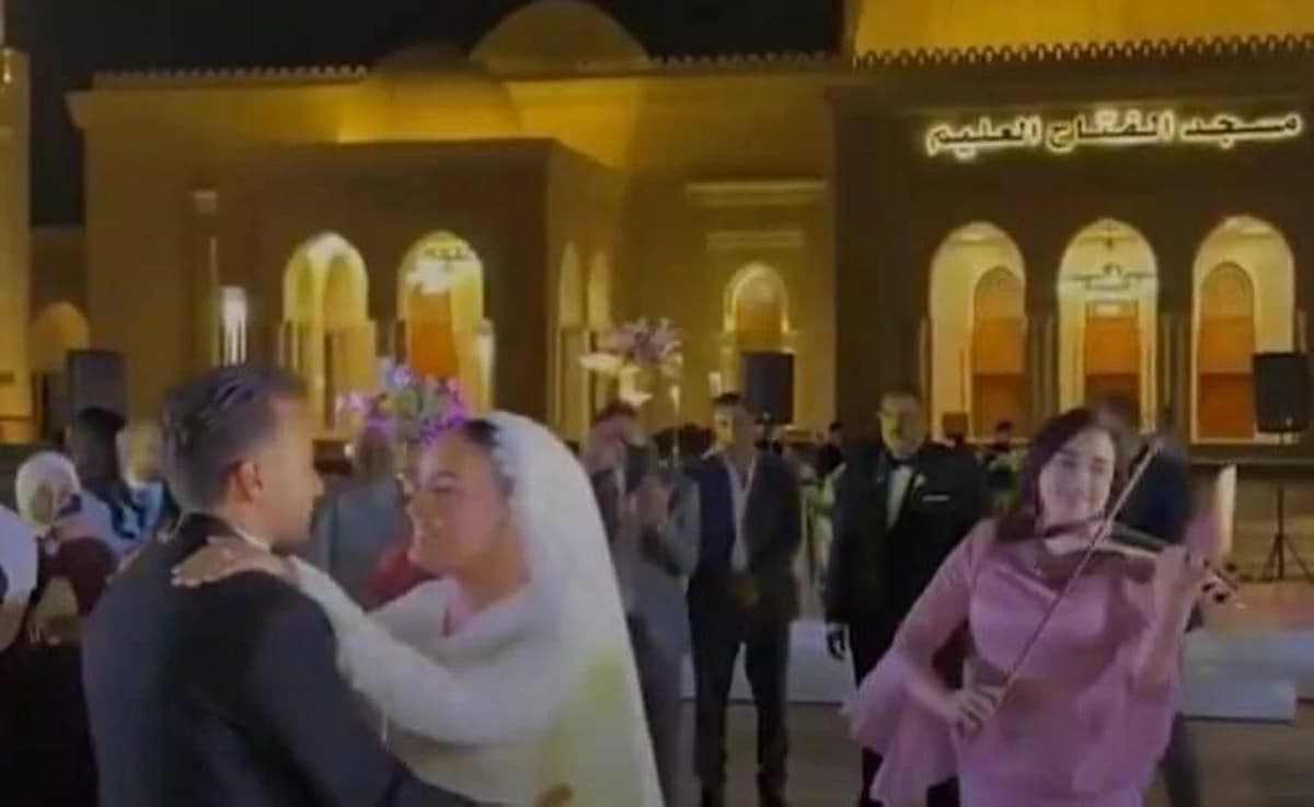 حفل زفاف يثير ردود فعل في مسجد الفتاح