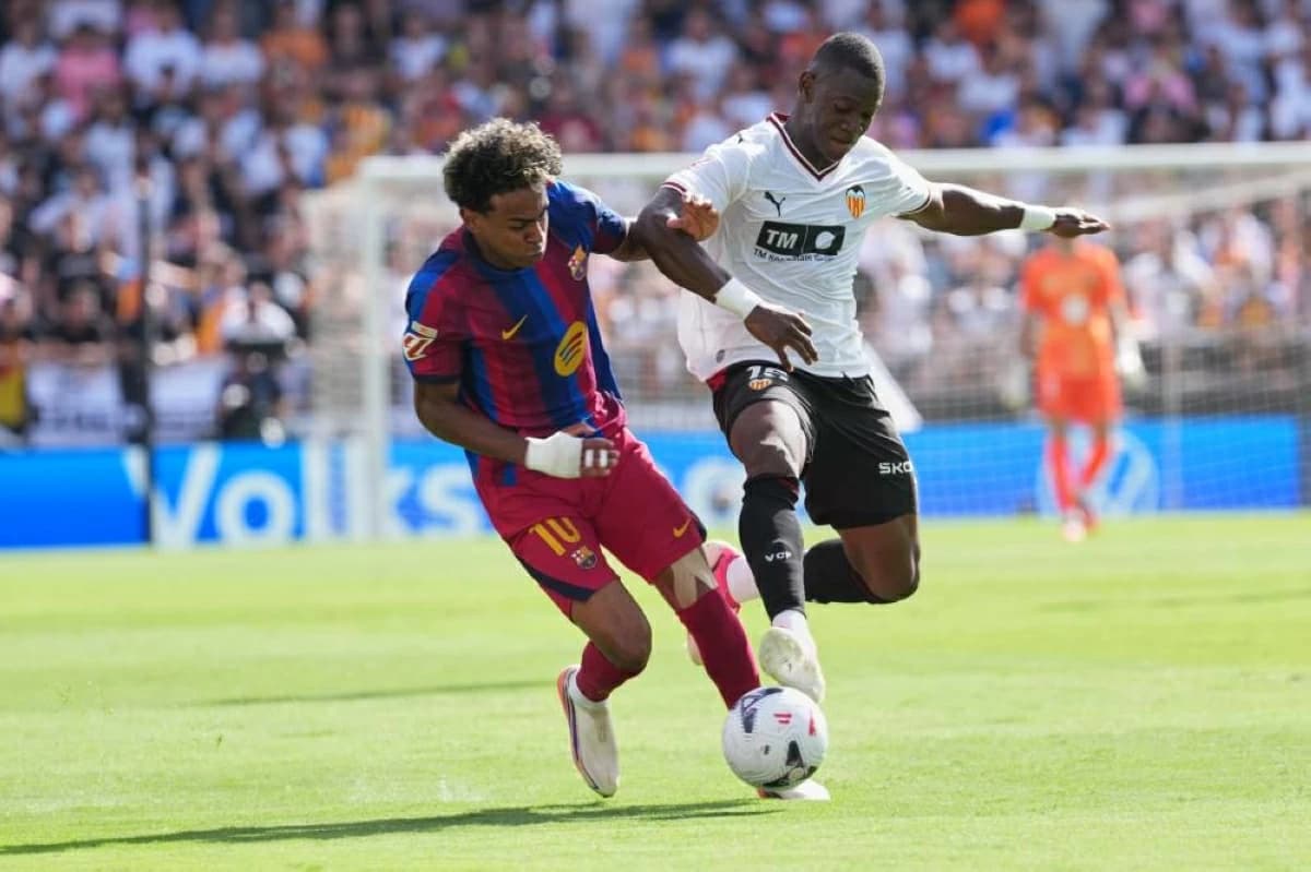 Barcelona leads La Liga outright