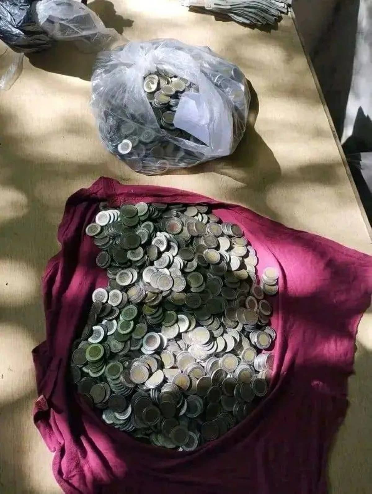 Egypt man pays ex-wife in coins at court