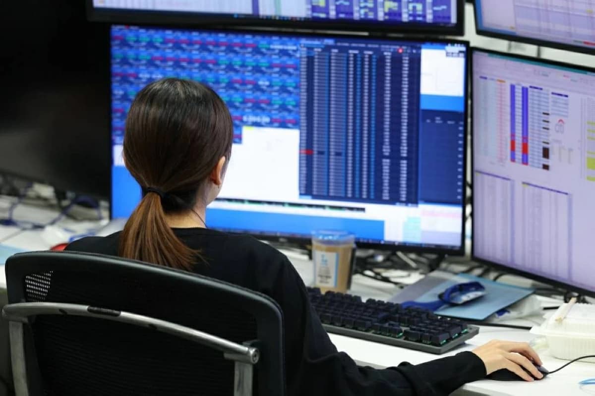 Stop-loss orders push yen toward 152