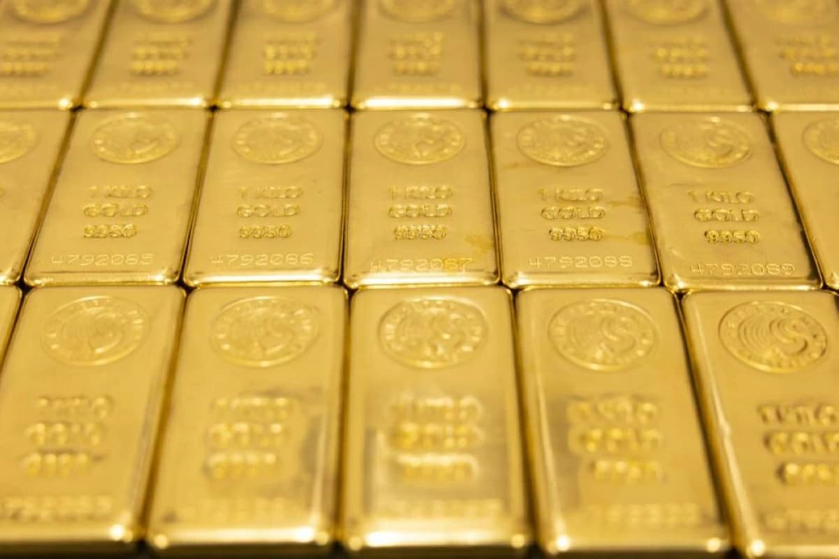 Gold stays above $4,400 ahead of US data