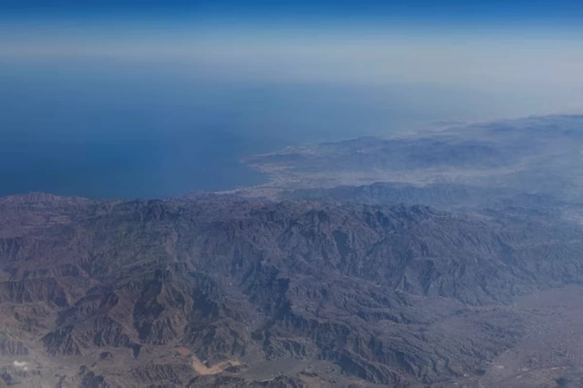 هيئة بحرية تنقذ طاقم سفينة تعرضت لهجوم في هرمز