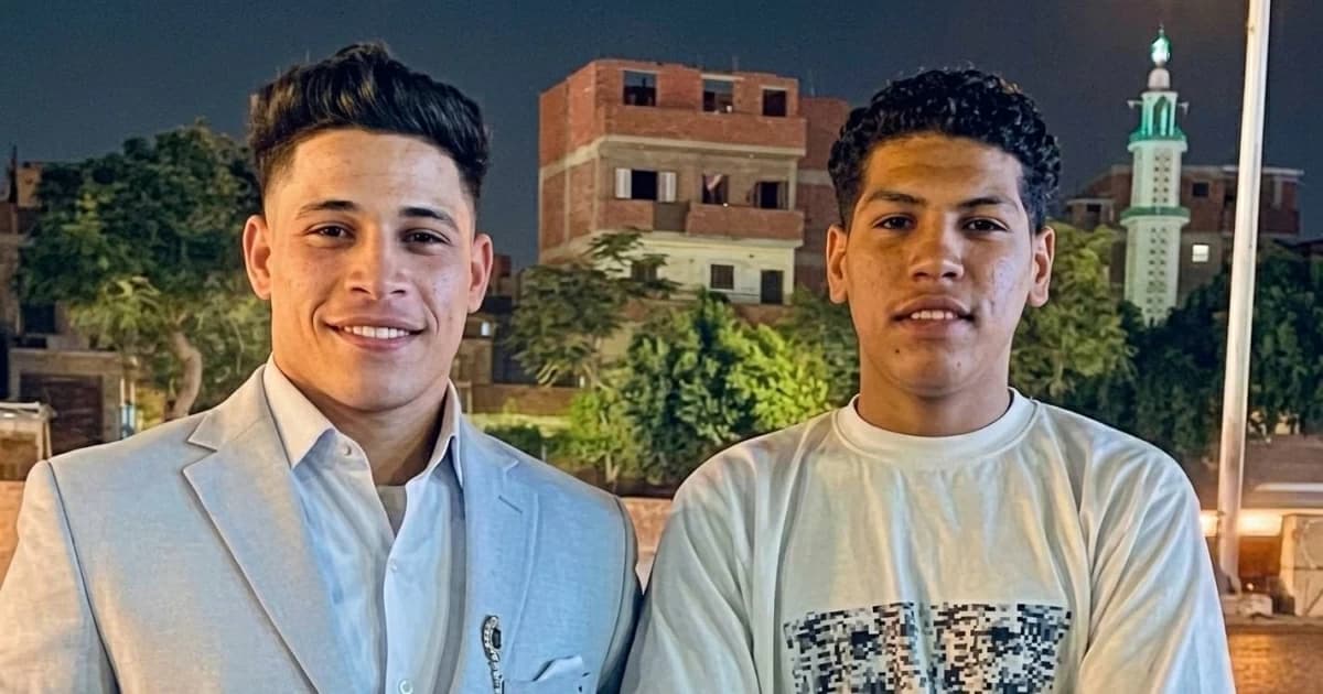 مسعف يجد ابنه بين ضحايا حادث بمصر