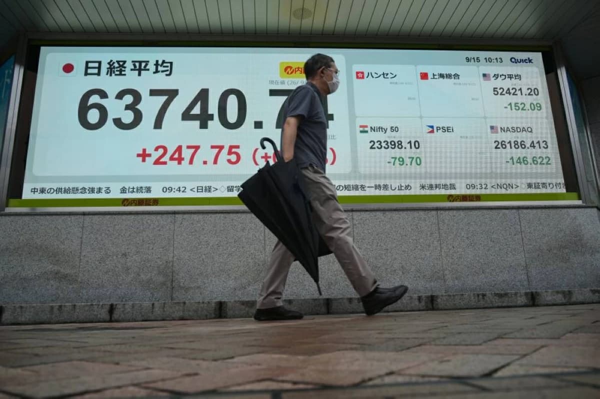Asian stocks fluctuate as Japan recovers with SoftBank rebound