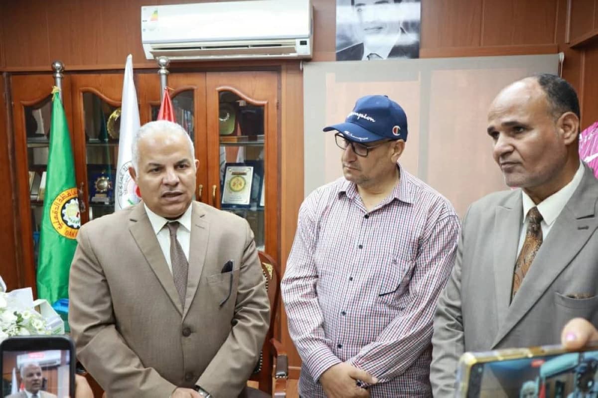 ولي أمر يعتدي على مدير مدرسة بمصر