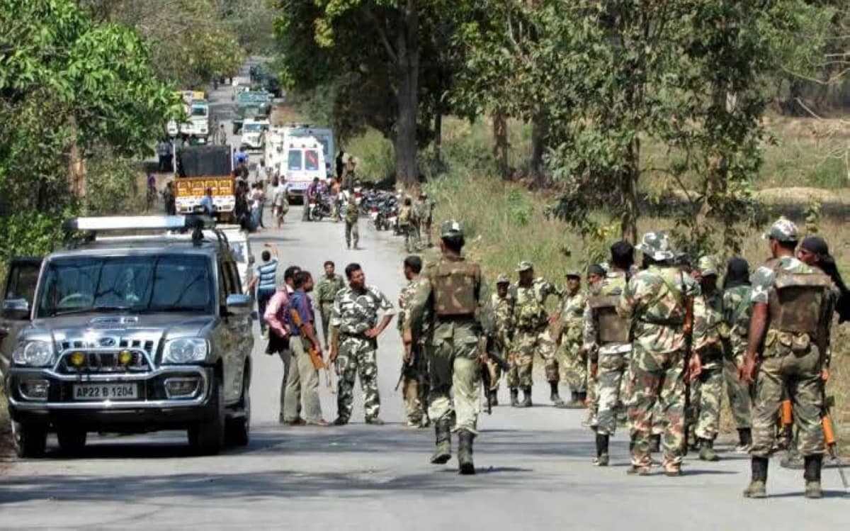India executes ten Maoist militants