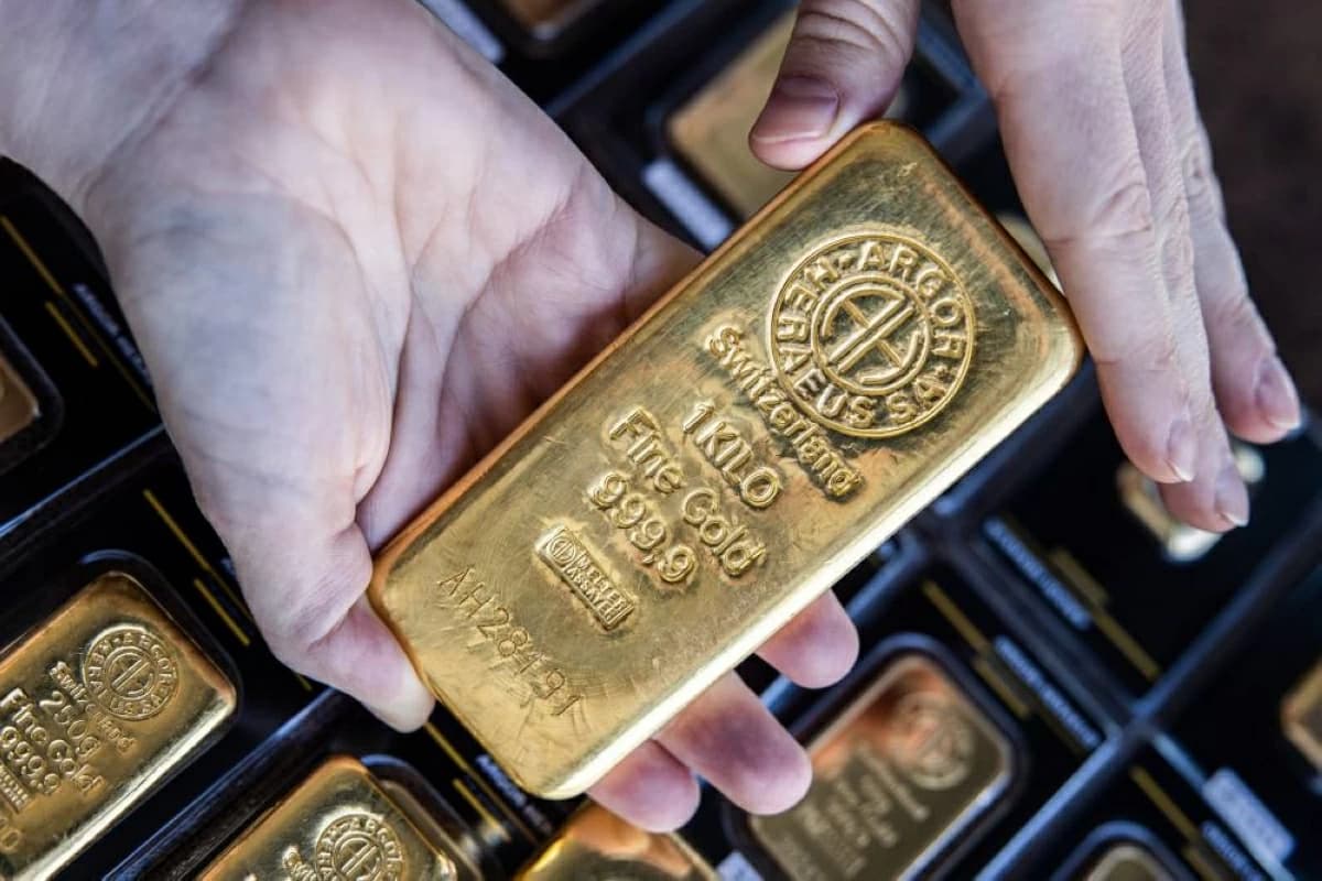 Gold rises amid falling oil and dollar