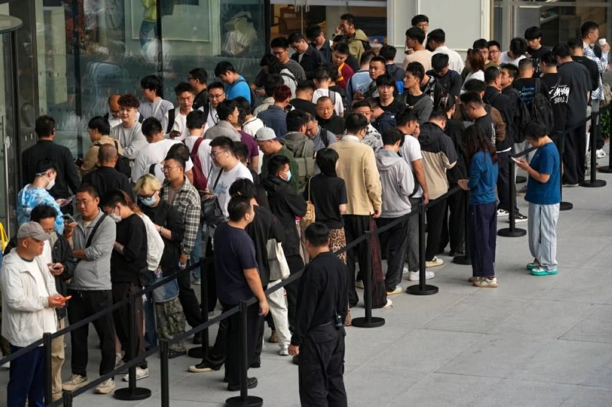 Apple Store Queues and New Foldable iPhone
