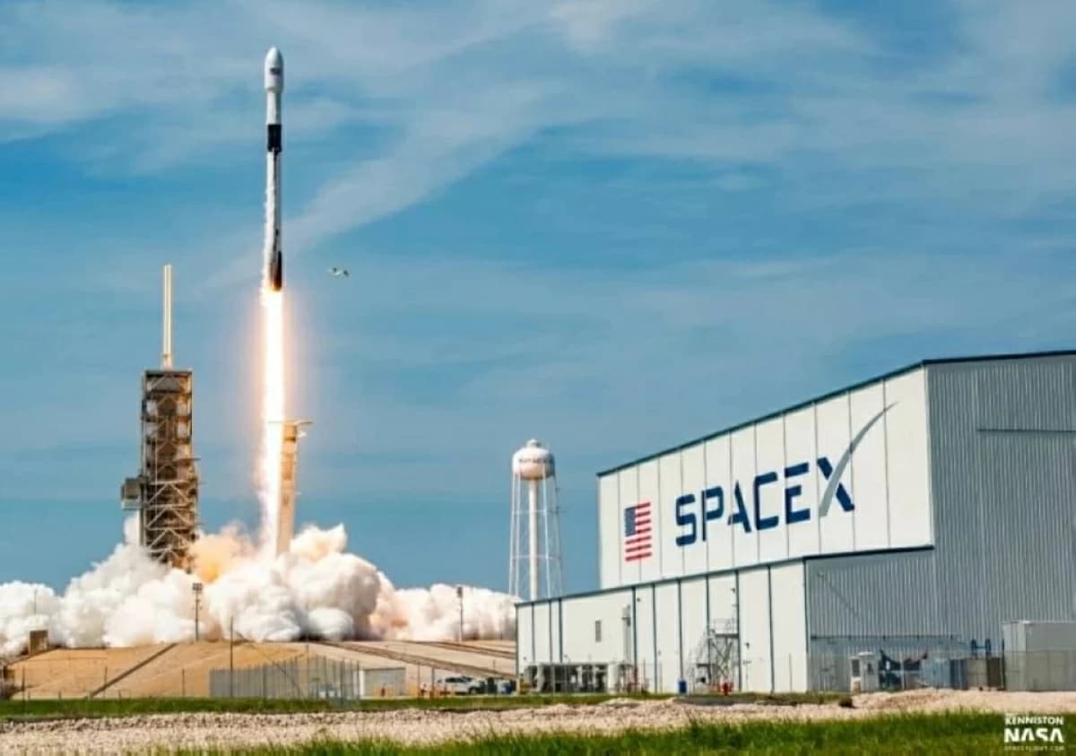NASA awards SpaceX new crew contract