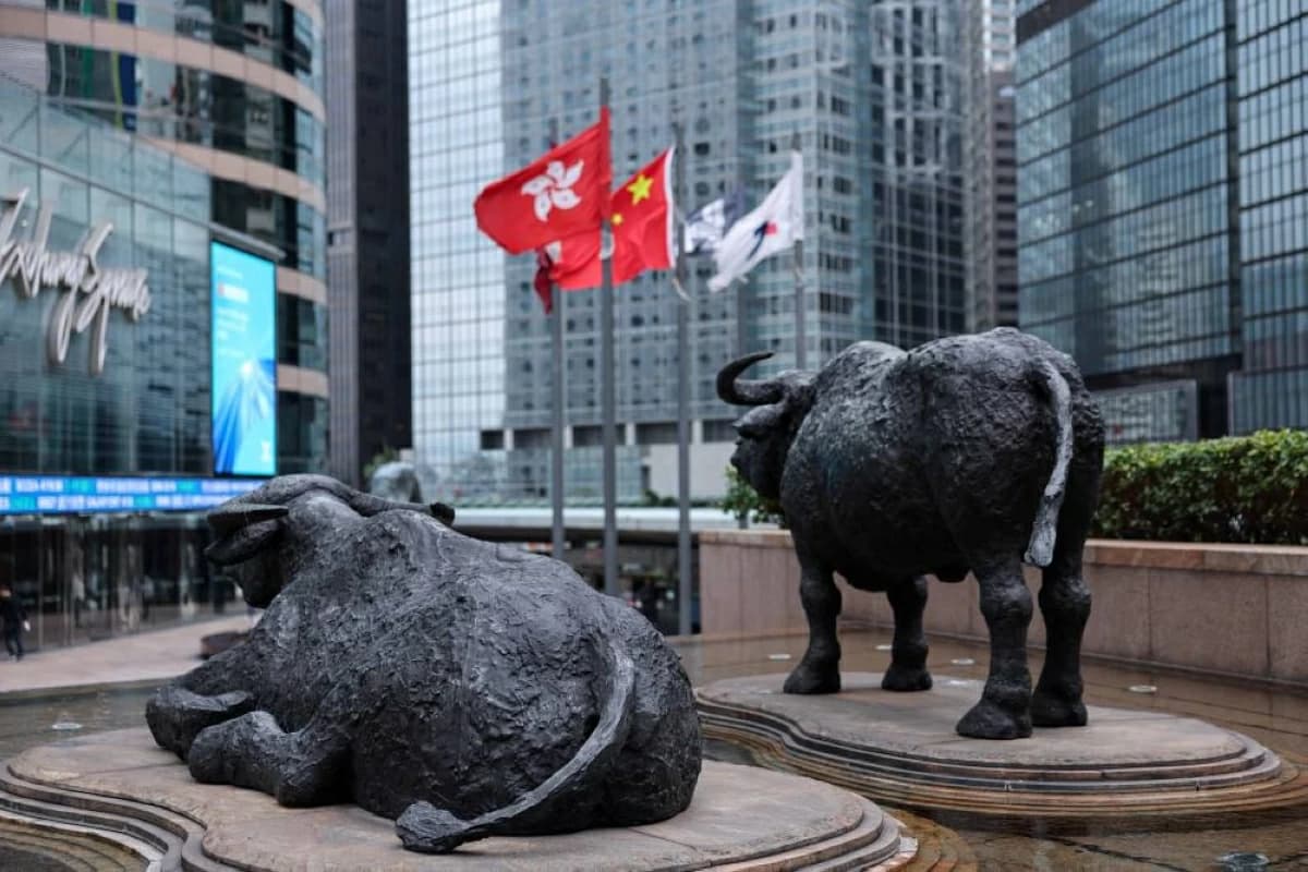 Asian stocks inch up as Japan markets closed