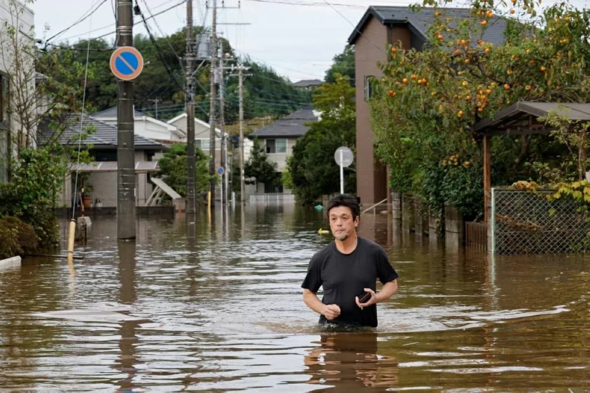Typhoon Dujan causes 7 deaths and outages