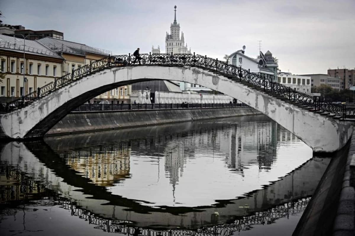 Russia cuts gas export estimates and hits 17-year low in oil output