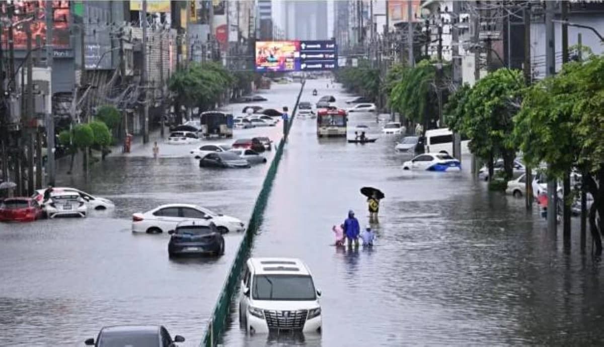 Bangkok Floods Displace Many Residents
