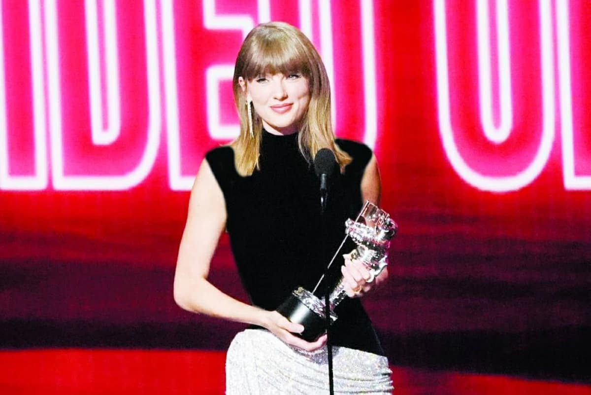 Taylor Swift sets record at MTV Awards