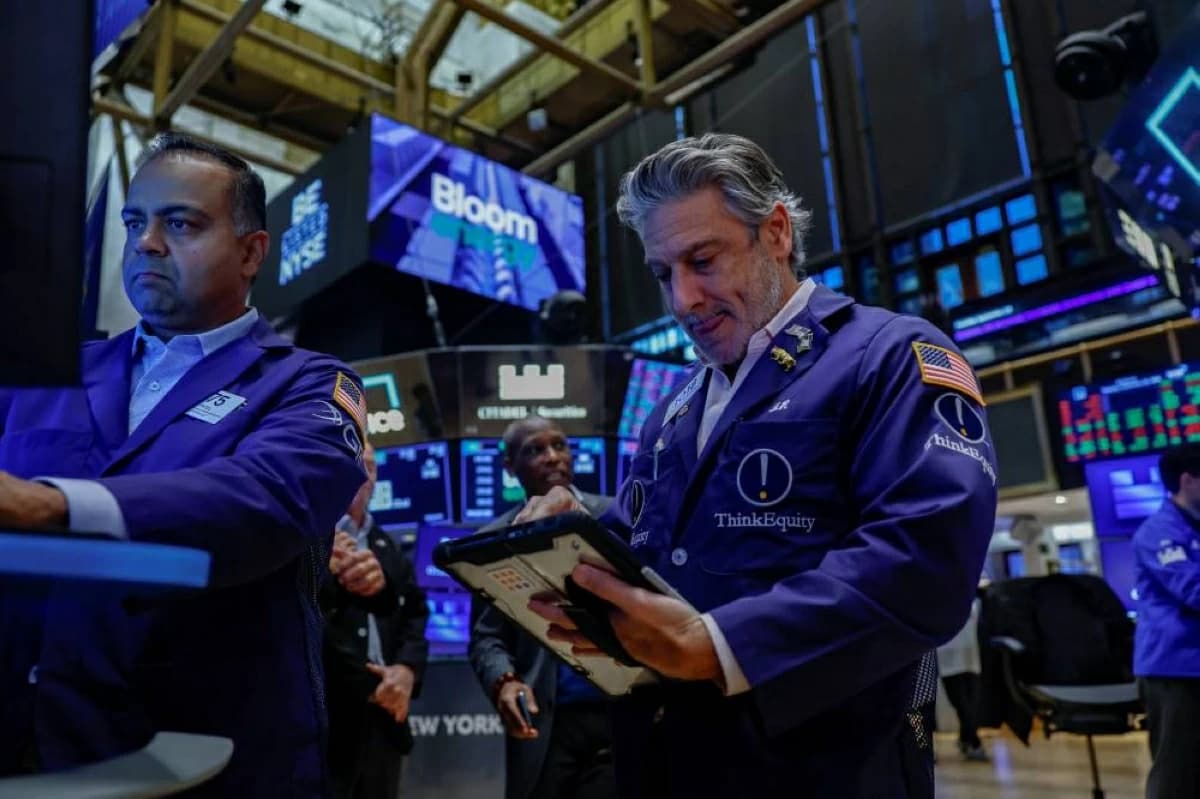 Global stocks decline as bond yields hit 2002 highs