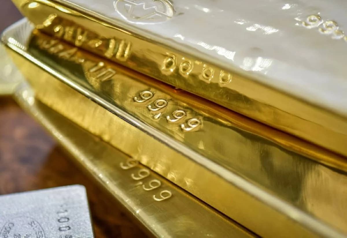 Gold faces 6% monthly fall at $4,170