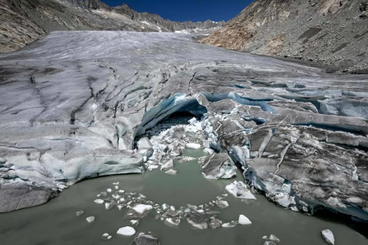 Switzerland's glacial rivers shed 5.5% mass this year