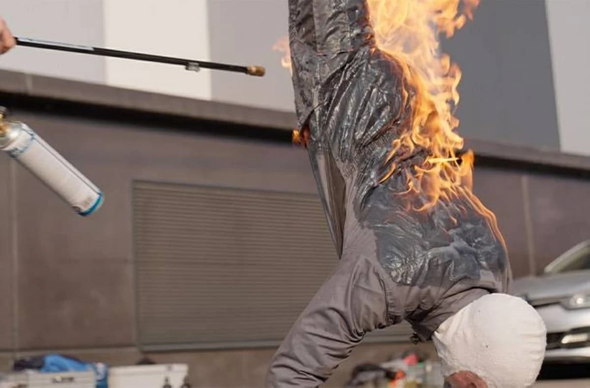 Slovenian balances on hands for 47 seconds on fire