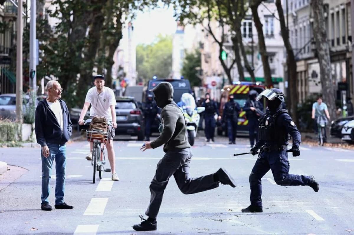 France schools: 400 closed, 2,000 suspended