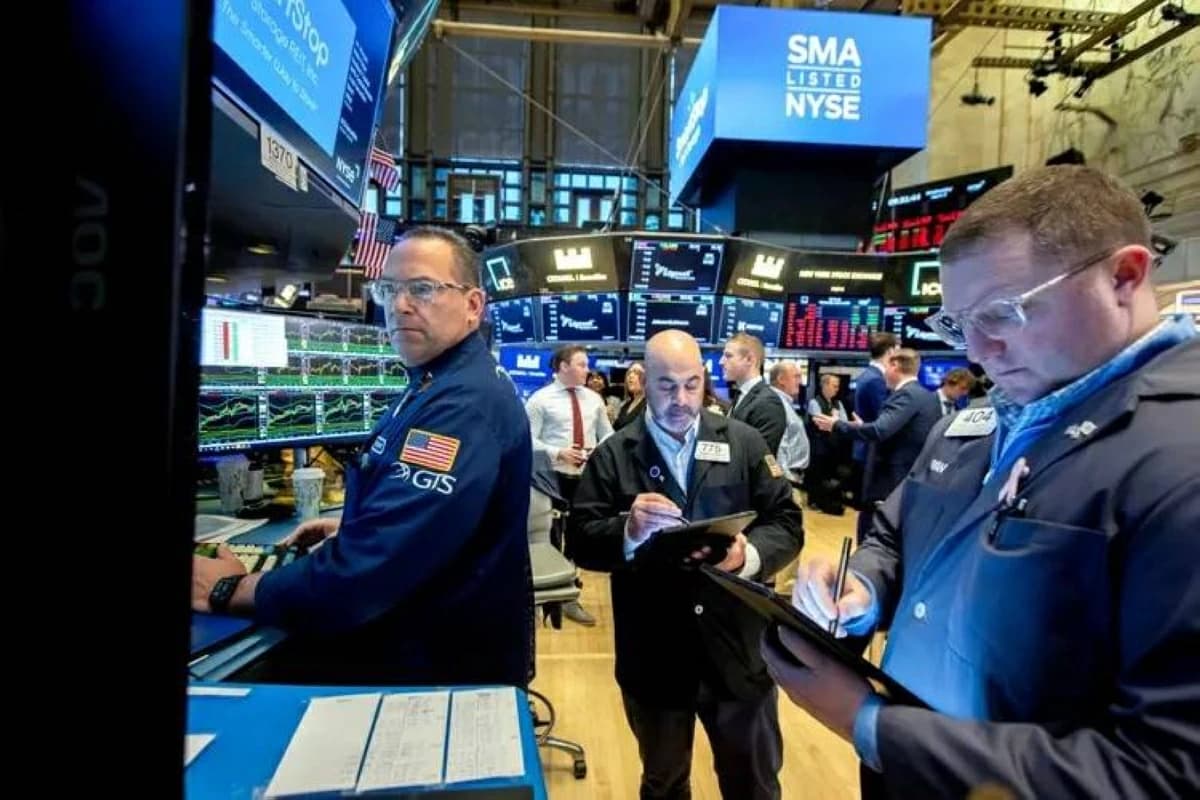 Dow Jones rises 400 points amid bond and oil drops