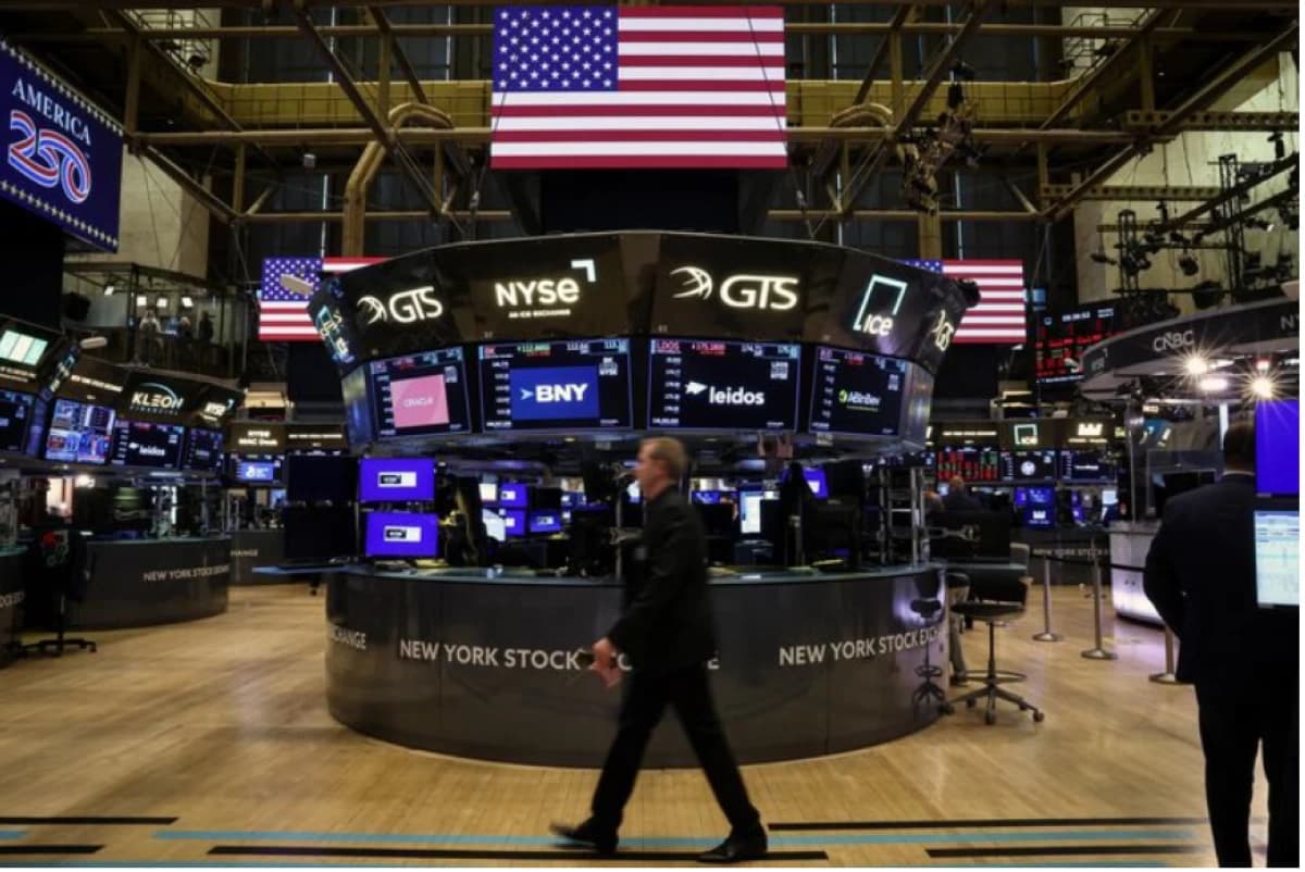 Wall Street reacts to rate outlook and bonds