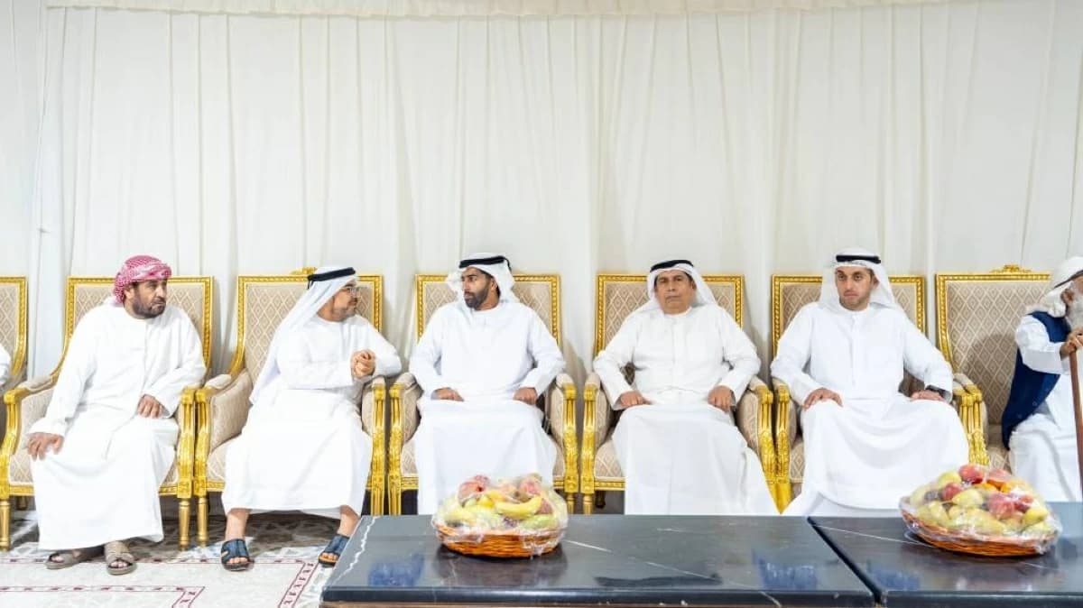 خالد بن سعود يقدم العزاء لوفاة والدة حسن الحبسي