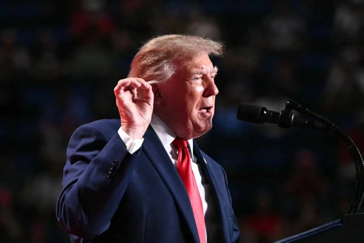 Trump labels protesters as actors
