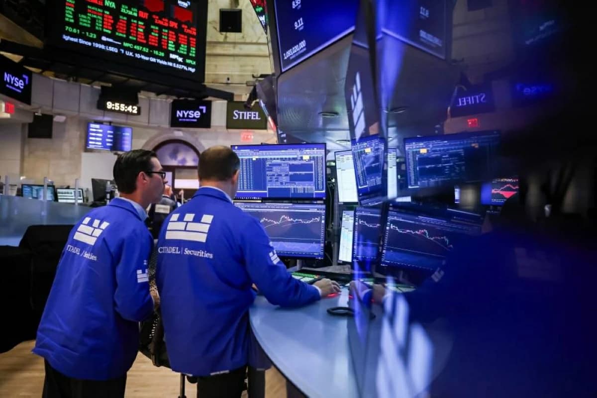 Global markets dip as job claims fall