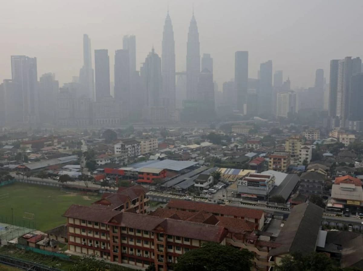 Malaysia shuts schools over haze