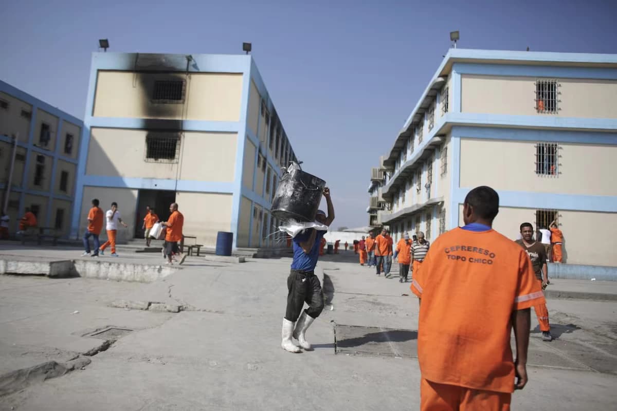 Mexicans die in second prison clash