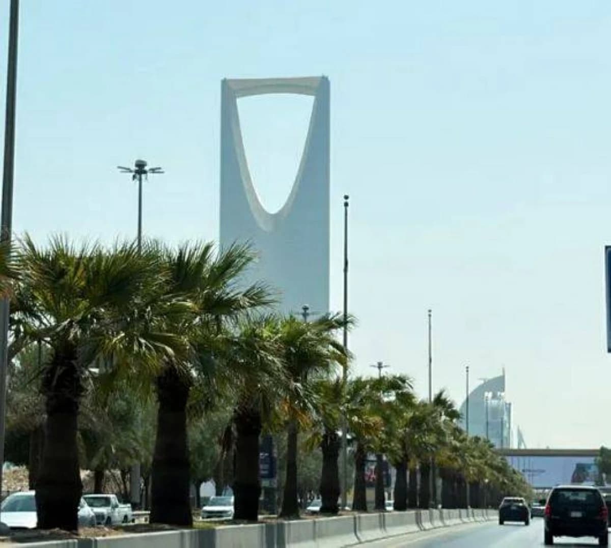 السعودية تتصدى لثلاث مسيرات في الرياض