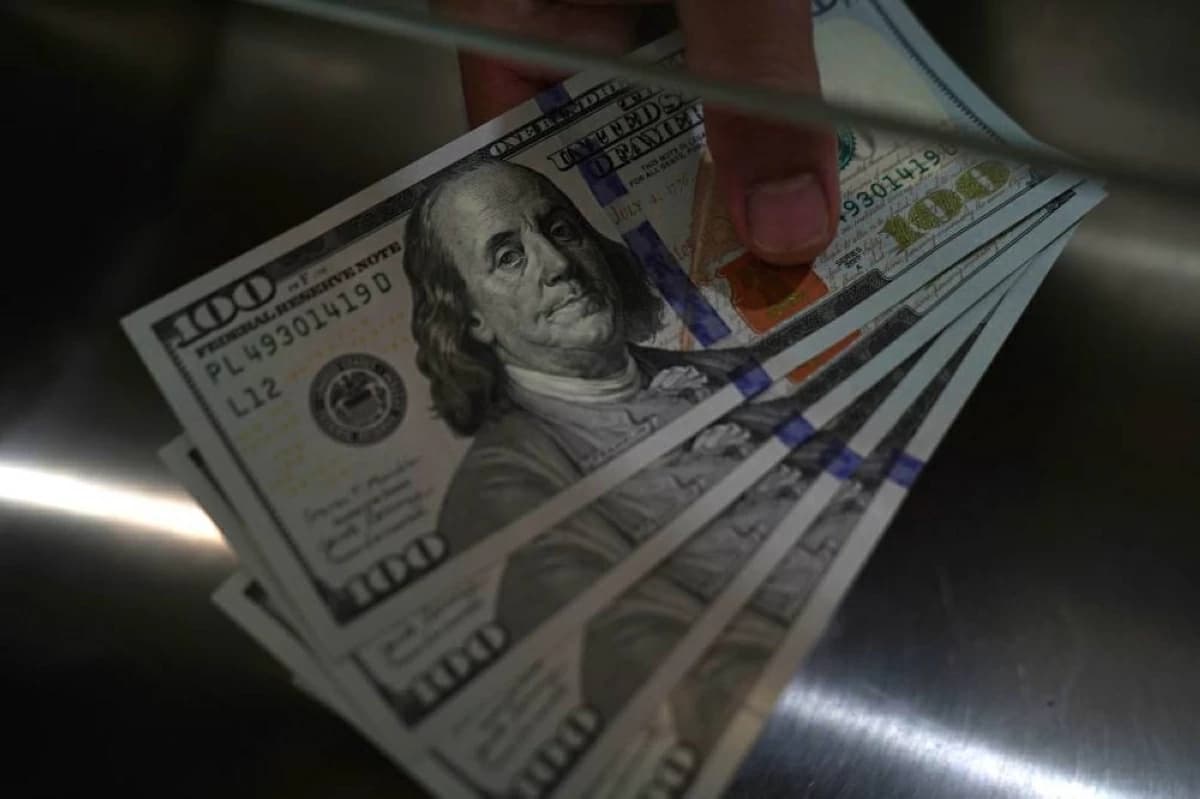 Dollar Falls as Euro Recovers and Yen Pounds Rise