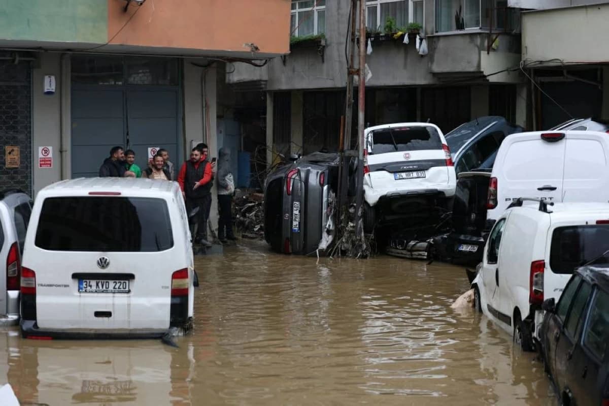 Heavy rains halt Istanbul causing deaths