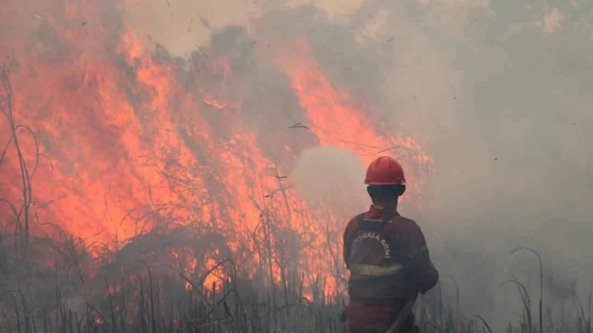 وفاة 4 خلال مكافحة حرائق في إندونيسيا