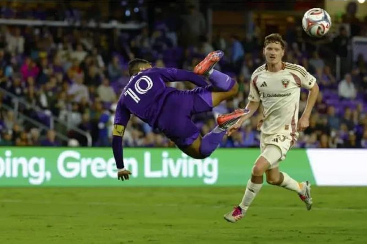 Flying with the heel in American league match