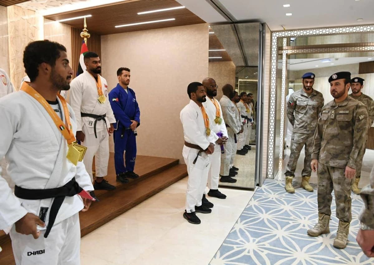 قائد شرطة أبوظبي يلتقي لاعبي الجوجيتسو والترايثلون
