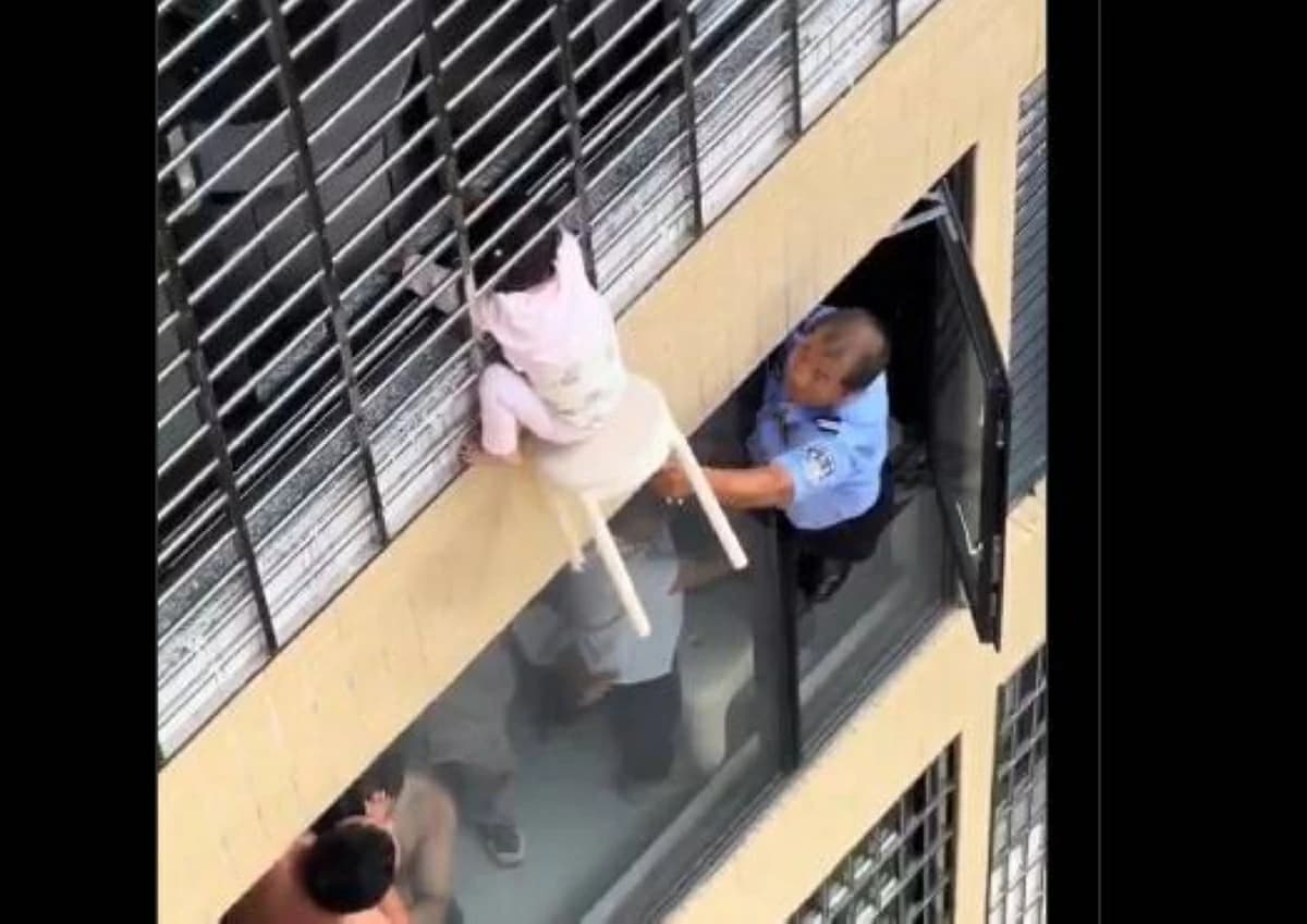 Girl rescued from 12th-floor balcony in China