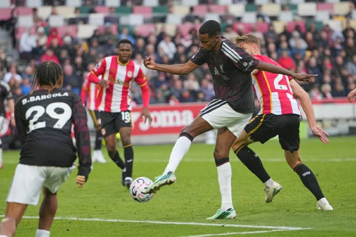 Police investigate rugby ball throw at Brentford-Liverpool