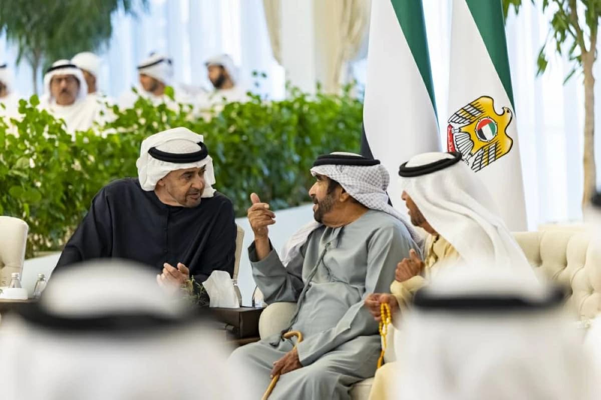 محمد بن زايد يستقبل الشيوخ والمواطنين