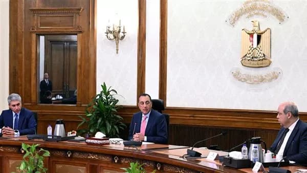 رئيس الوزراء يشرف على تسهيل دخول السياح