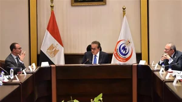 وزير الصحة يناقش تجديد ترخيص مهنة الطب
