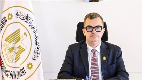 وزير التخطيط يتابع إعادة هيكلة بنك الاستثمار