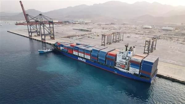 Al-Naql reports first container ships at Safaga