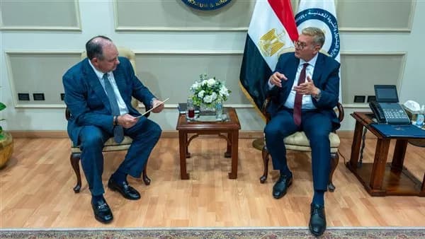وزير البترول يتباحث مع أباتشي حول الاستكشاف بالصحراء