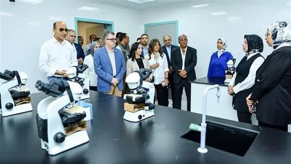 وزير التخطيط ومحافظ البحيرة يزوران مشاريع صحية وتعليمية