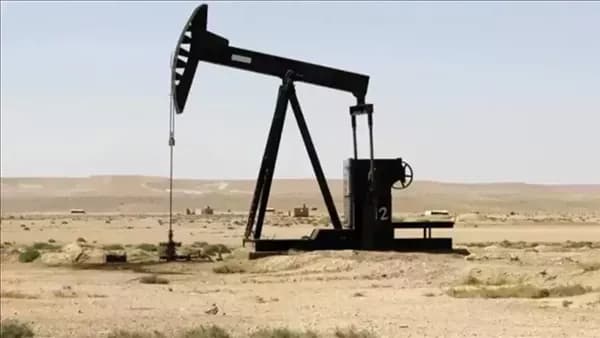 النفط يتراجع لأسبوع ثاني وبرنت تحت 84 دولار