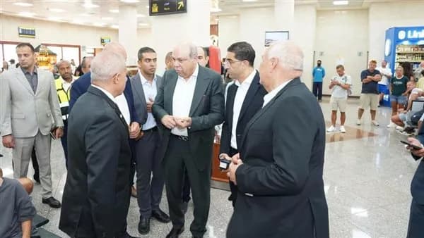 وزير الطيران يناقش تعزيز حركة مطروح
