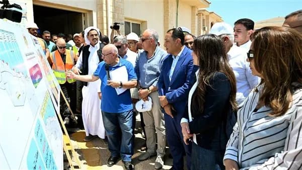 رئيس الوزراء يزور محطات تحلية البحر بالرميلة