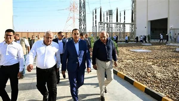 رئيس الوزراء يزور محطة كهرباء شرق مطروح
