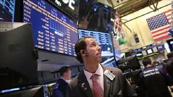 Wall Street Falls on Rate Hike Hopes